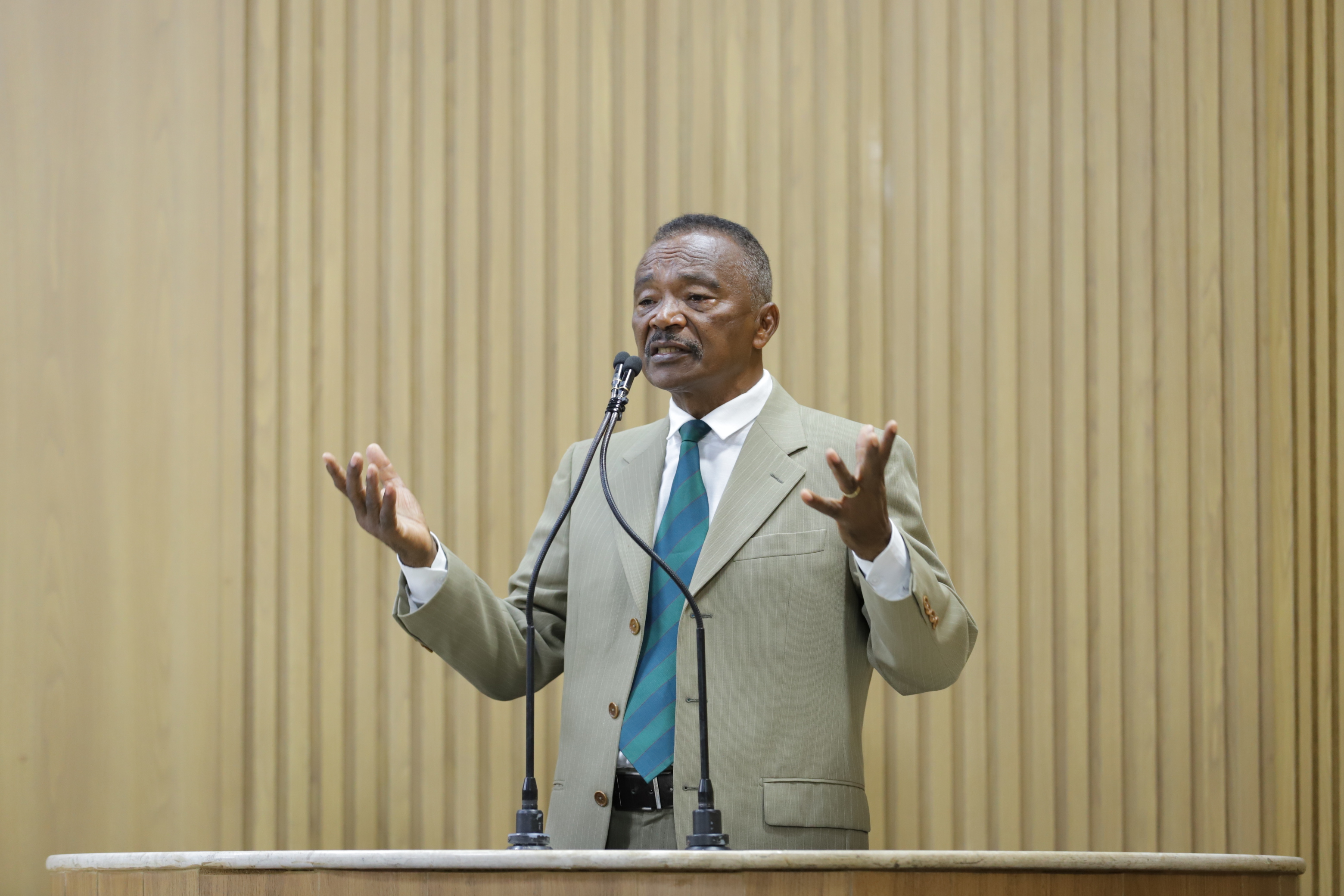 Dr. Manuel Marcos alerta sobre os riscos da automedicação