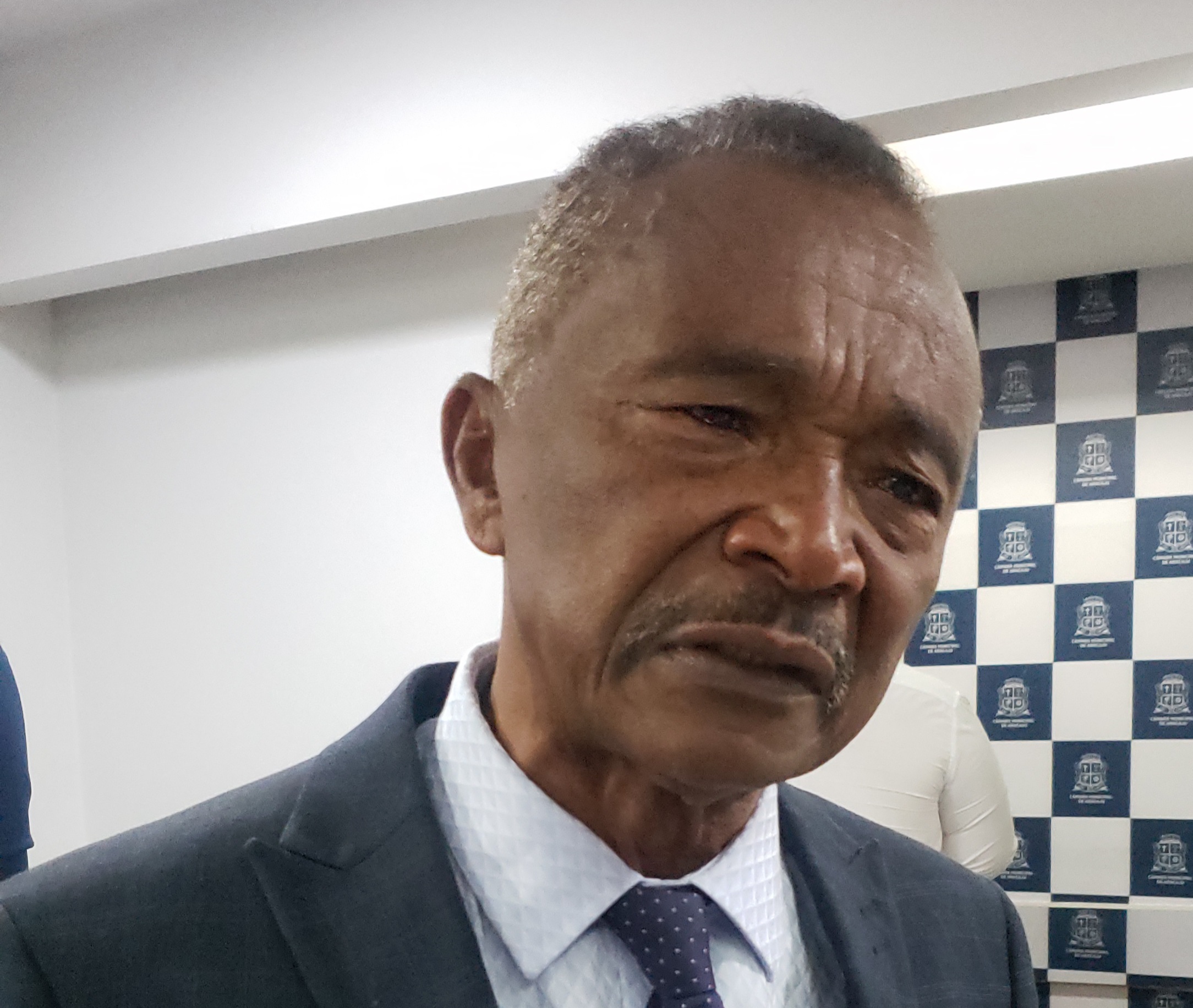 Dr. Manuel Marcos chora ao relatar descaso na saúde