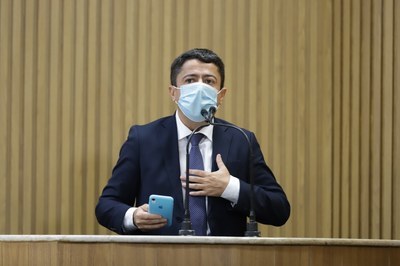 Durante a sessão, Fabiano Oliveira elogia trabalho do comandante do Corpo de Bombeiros