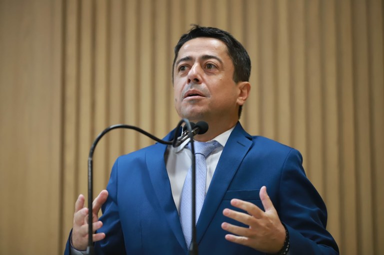 Durante a sessão, Fabiano Oliveira parabeniza o ex-governador Albano Franco 