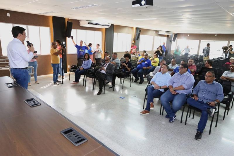 Durante apresentação do balanço dos corredores de ônibus, Fabiano Oliveira comemora liberação de táxis e transporte escolar