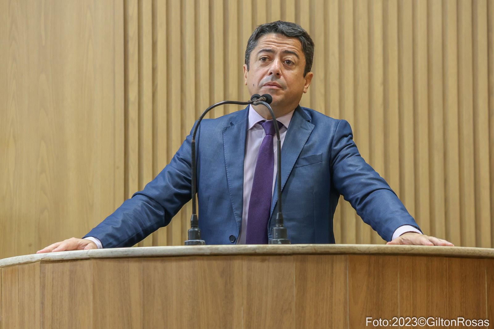 Durante discurso, Fabiano Oliveira repudia atos de vandalismo
