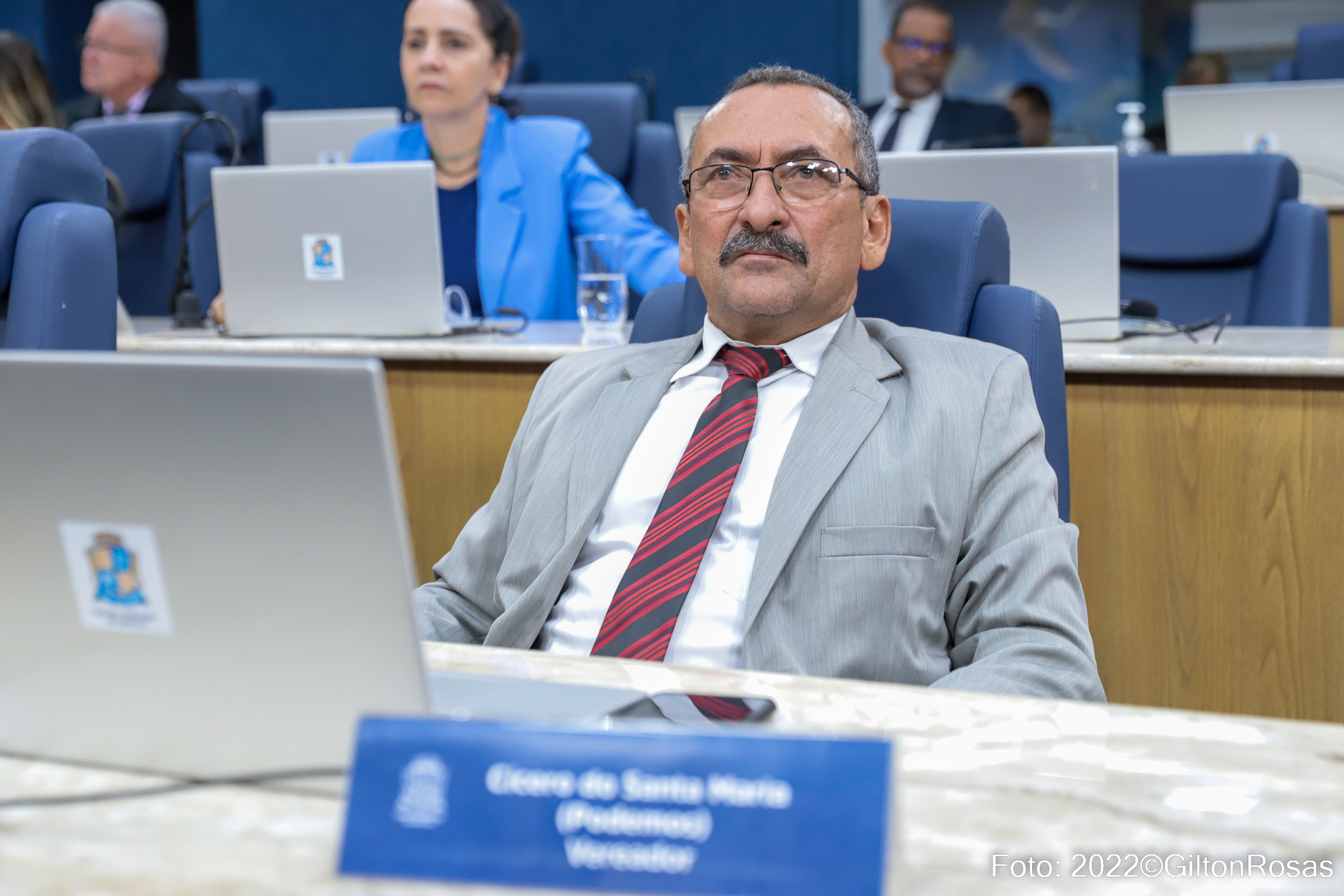 Durante pronunciamento, Cícero mostra realidade da comunidade Morada do Rio Doce, no Bairro Industrial