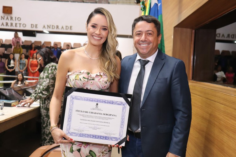 Durante solenidade, Fabiano Oliveira comemora entrega do Título de Cidadania Sergipana para Vanessa Machado 
