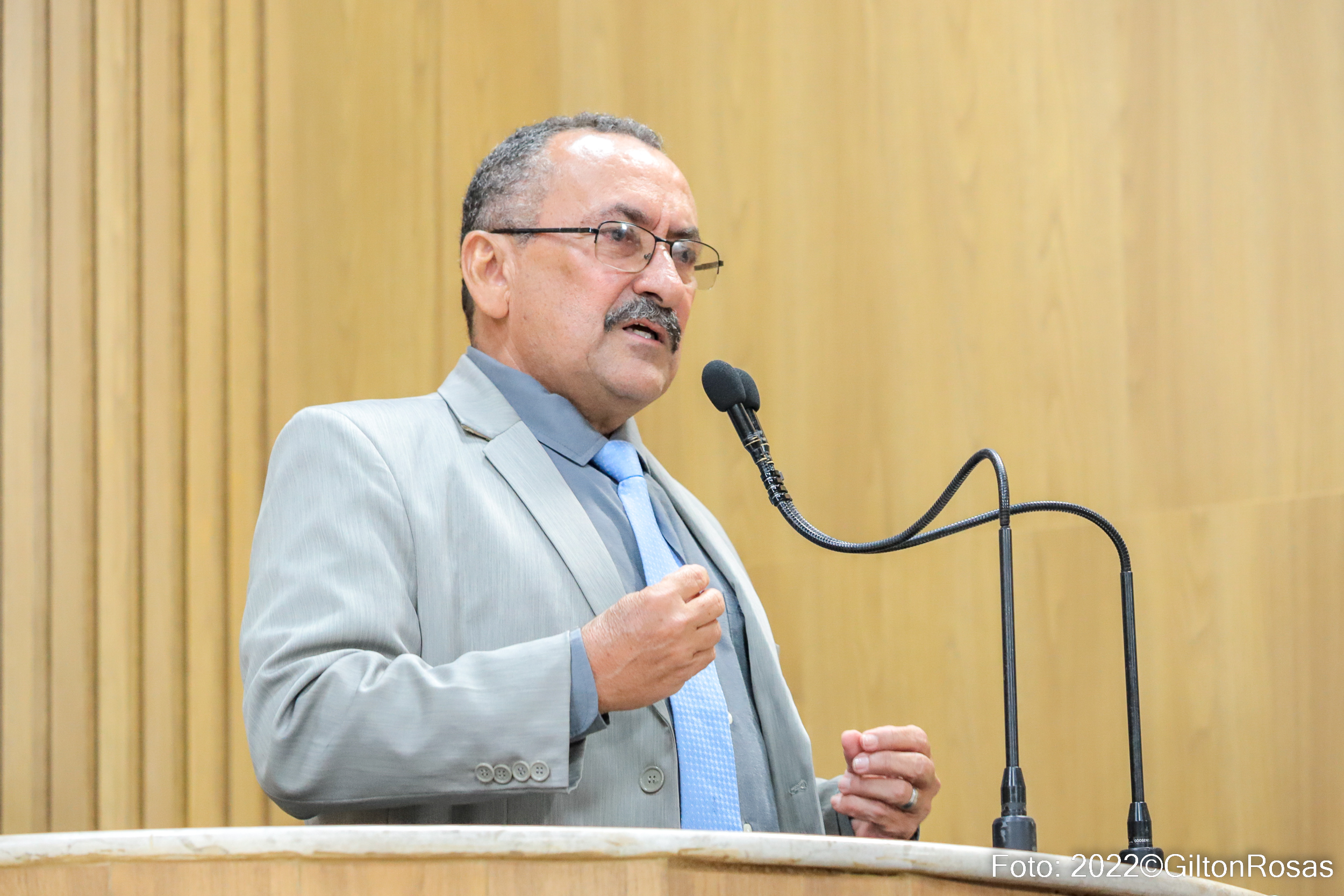 " É um absurdo que a recém inaugurada Av. Reinaldo Moura já esteja cheia de buracos", diz Vereador Cícero