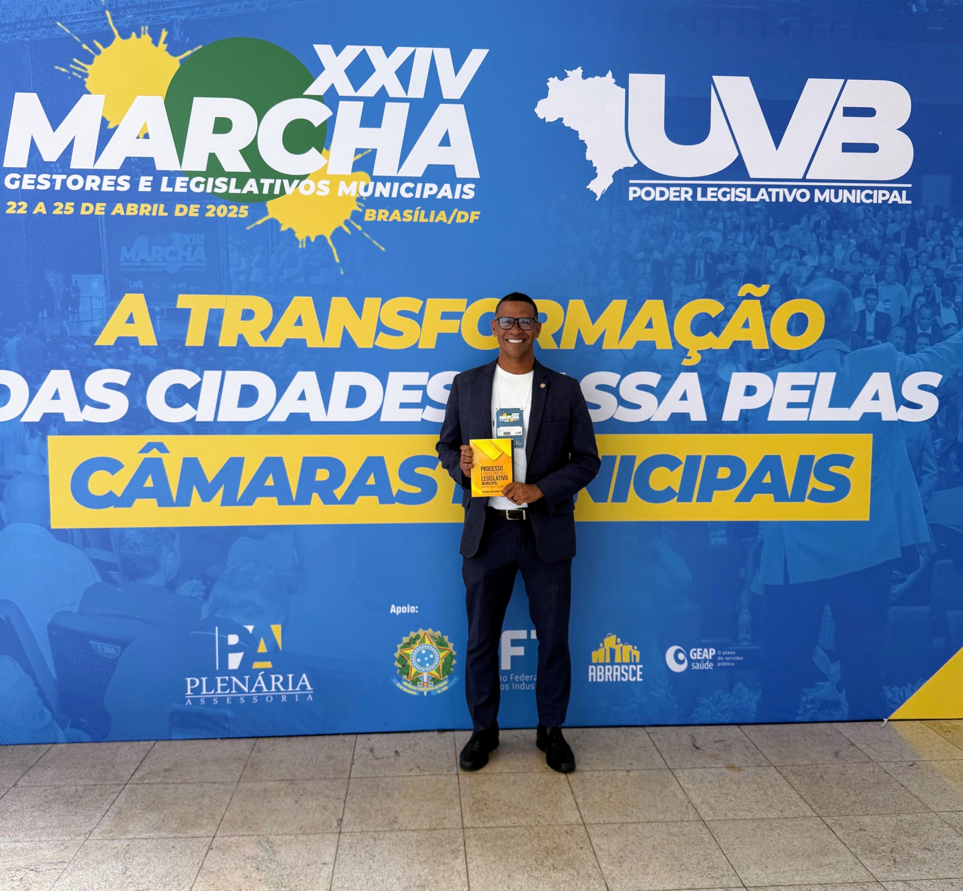 "É uma troca enriquecedora, que traz para política temas atuais e essenciais", declara Sargento Byron na Marcha Gestores e Legislativos 