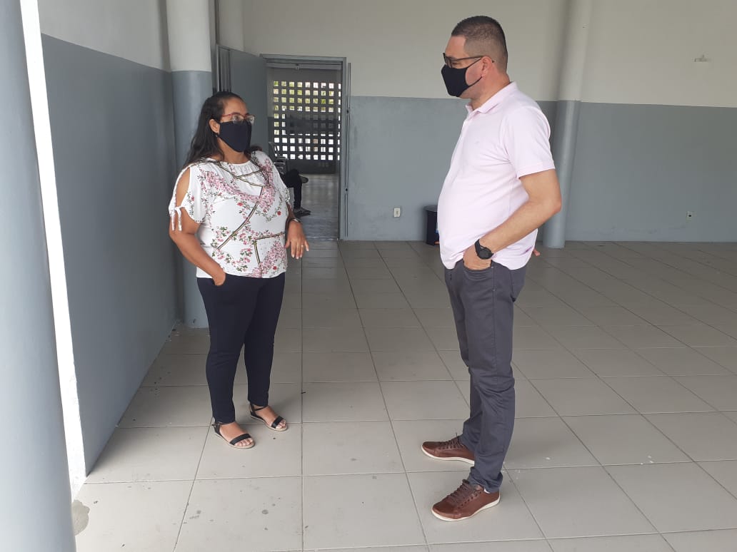 Eduardo Lima acompanha entrega de cestas básicas e pede aumento na distribuição