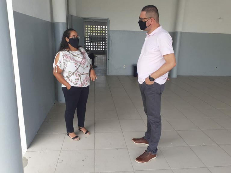 Eduardo Lima acompanha entrega de cestas básicas e pede aumento na distribuição