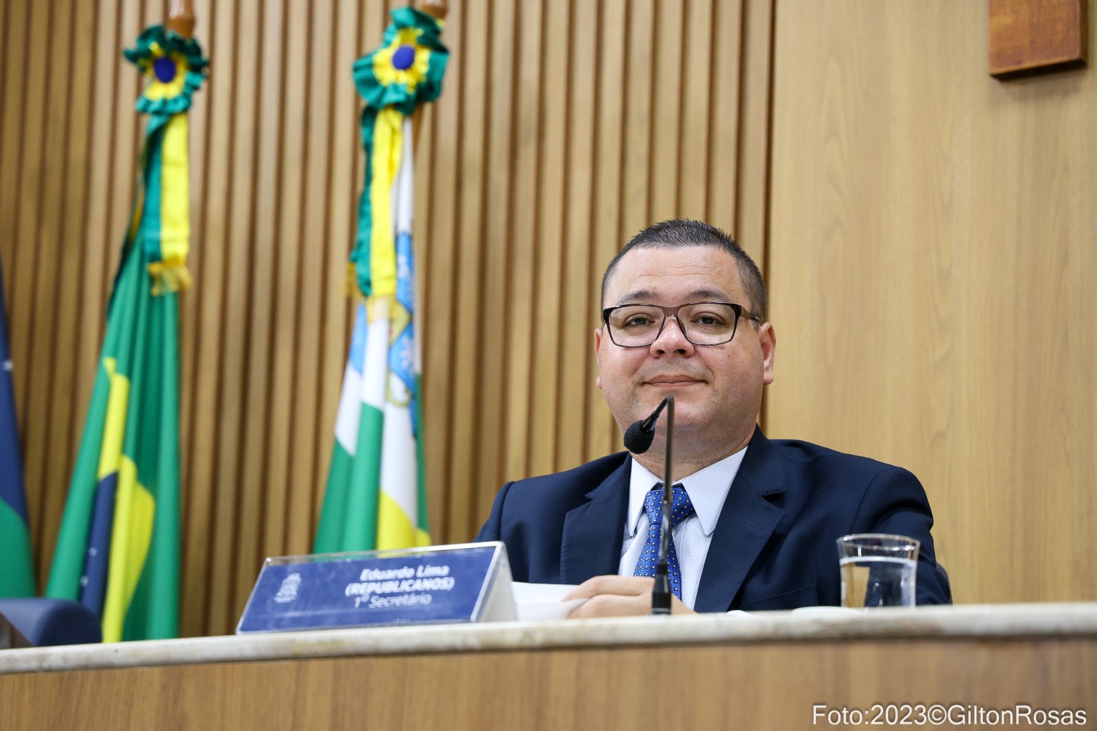 Eduardo Lima chama a atenção da população por entulhos jogados em terrenos baldios