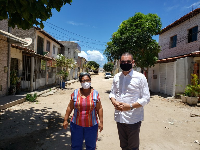 Eduardo Lima comemora conclusão de esgotamento no bairro Atalaia