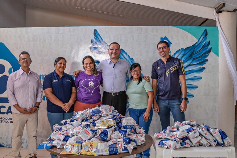 Eduardo Lima faz doação de 174 pacotes de leite em pó à AAACASE  
