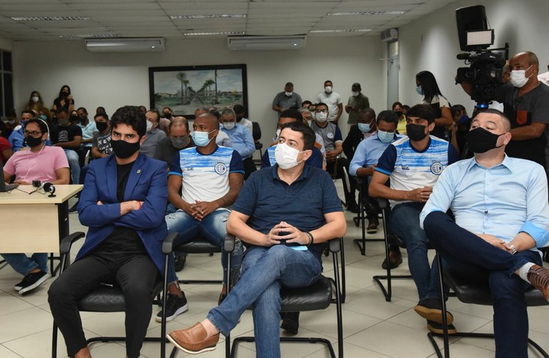 Eduardo Lima marca presença no ato de assinatura do Termo de Fomento para repasse de R$ 200 mil a clubes