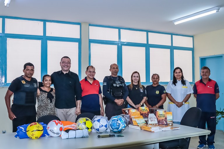 Eduardo Lima participa da entrega de livros e materiais esportivos no Copemcan 