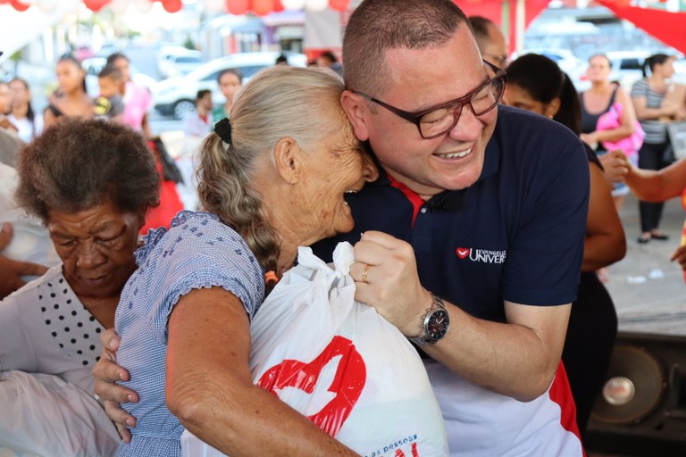 Eduardo Lima participa de ação social no Augusto Franco