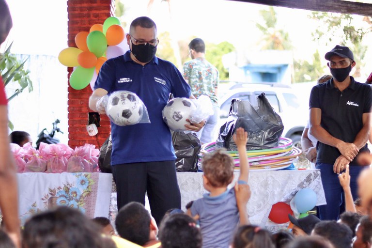 Eduardo Lima participou de comemoração ao Dia das Crianças no bairro Soledade