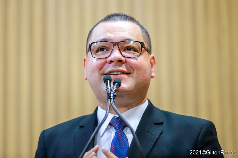 Eduardo Lima presta homenagem ao médico Almir Santana