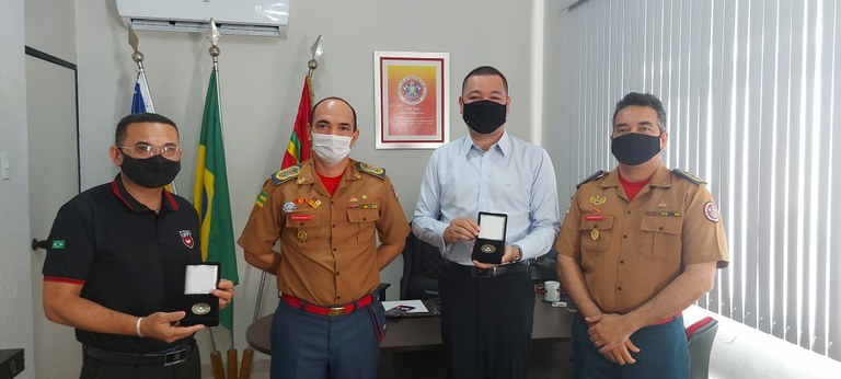 Eduardo Lima recebe medalha alusiva aos 100 anos do Corpo de Bombeiros de Sergipe