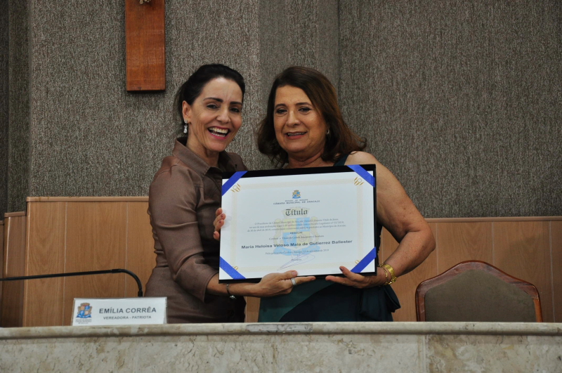 Educadora Maria Heloísa é condecorada Cidadã Aracajuana