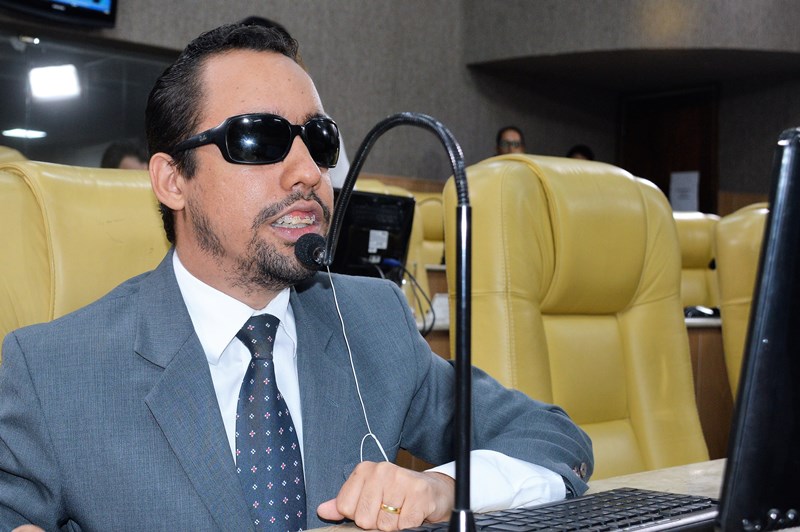 Edvaldo Nogueira veta PL que garante material didático acessível a estudantes cegos