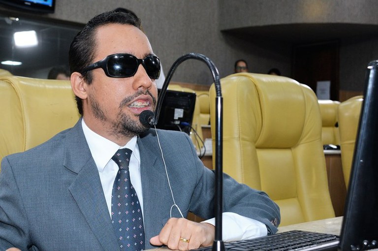Edvaldo Nogueira veta PL que garante material didático acessível a estudantes cegos