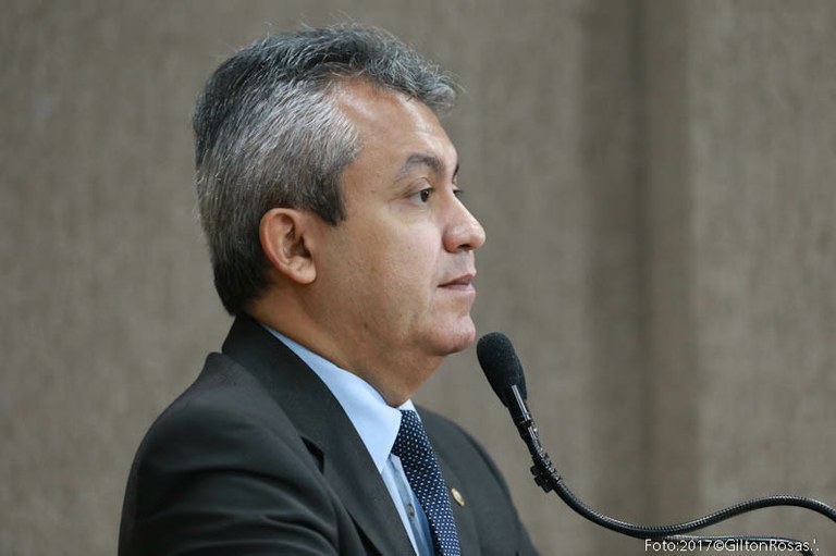 Elber afirma que no recesso irá judicializar ações contra Secretarias