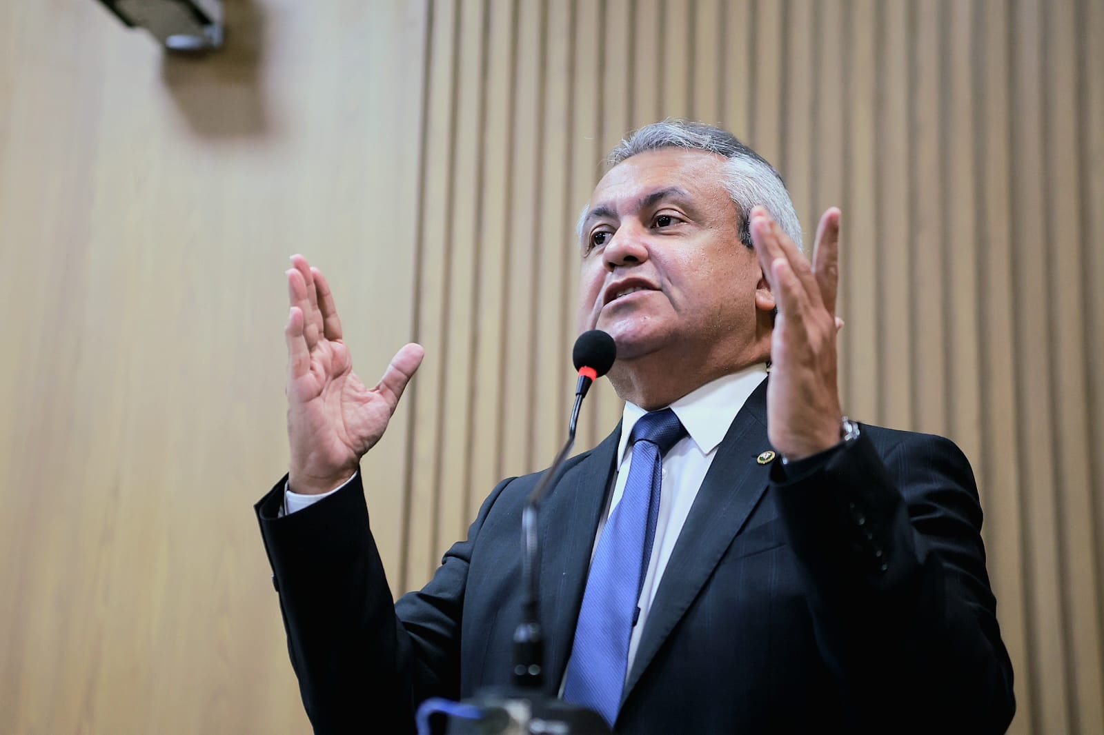 Elber afirma que prefeita Emília “subiu ao palanque” antes da hora