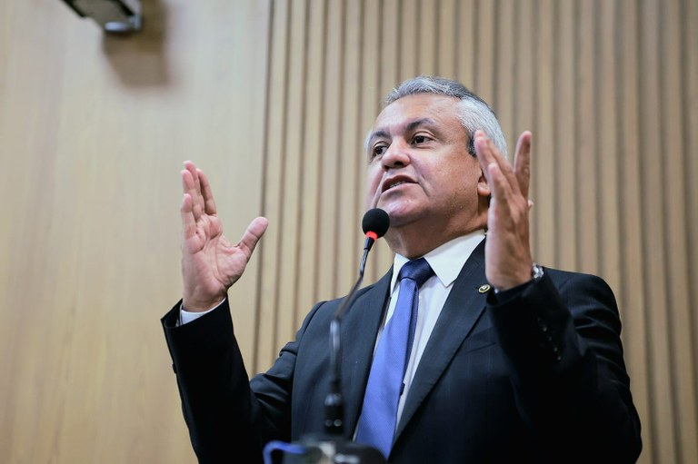 Elber afirma que prefeita Emília “subiu ao palanque” antes da hora