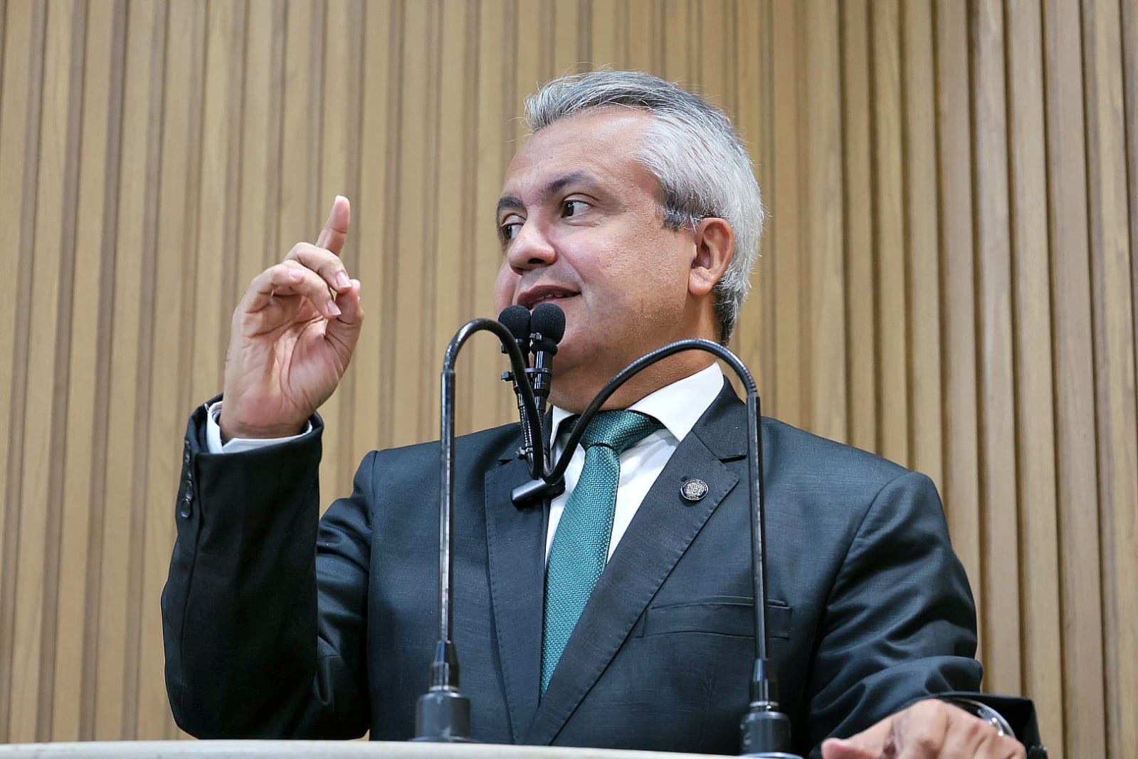 Elber alerta para impasse entre Prefeitura de Aracaju e Ipes Saúde e pede solução