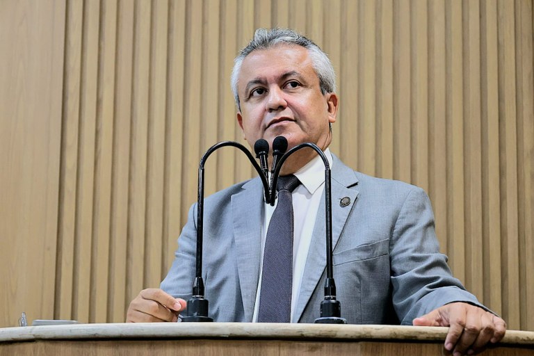 Elber apoia e parabeniza aprovação do projeto de lei de reestruturação da carreira do magistério municipal