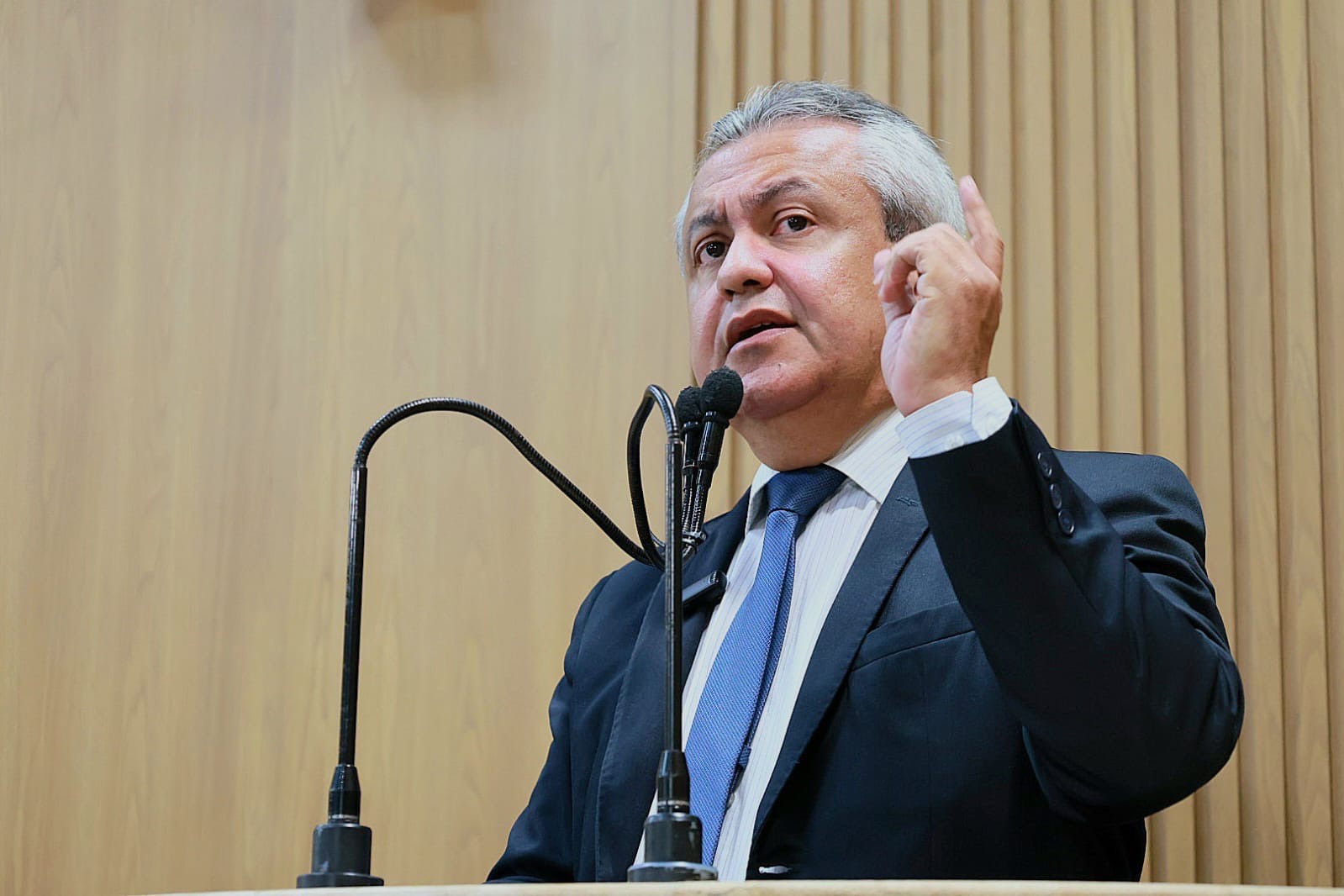 Elber Batalha cobra solução para acidentes na rua Armindo Guaraná 