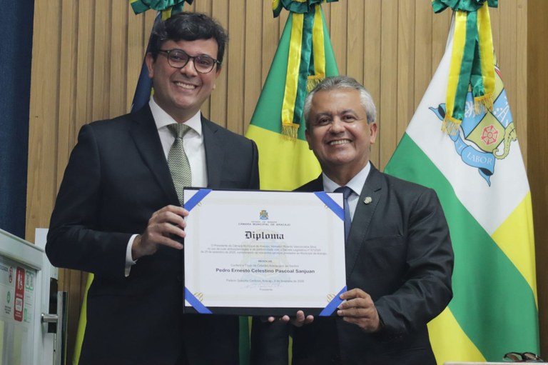 Elber Batalha concede Título de Cidadão Aracajuano ao advogado Pedro Ernesto 