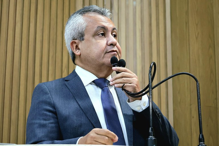 Elber Batalha questiona obra de colocação de quebra-molas na avenida Mário Jorge Vieira 