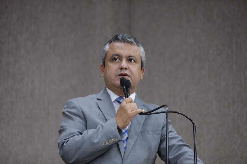 Elber clama que poder público realize obras de drenagem no Lourival Batista