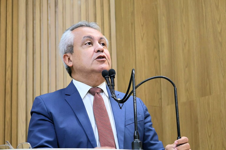 Elber critica decisões do Congresso 