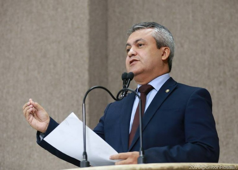 Elber critica nota da SMS sobre vacinação contra o sarampo