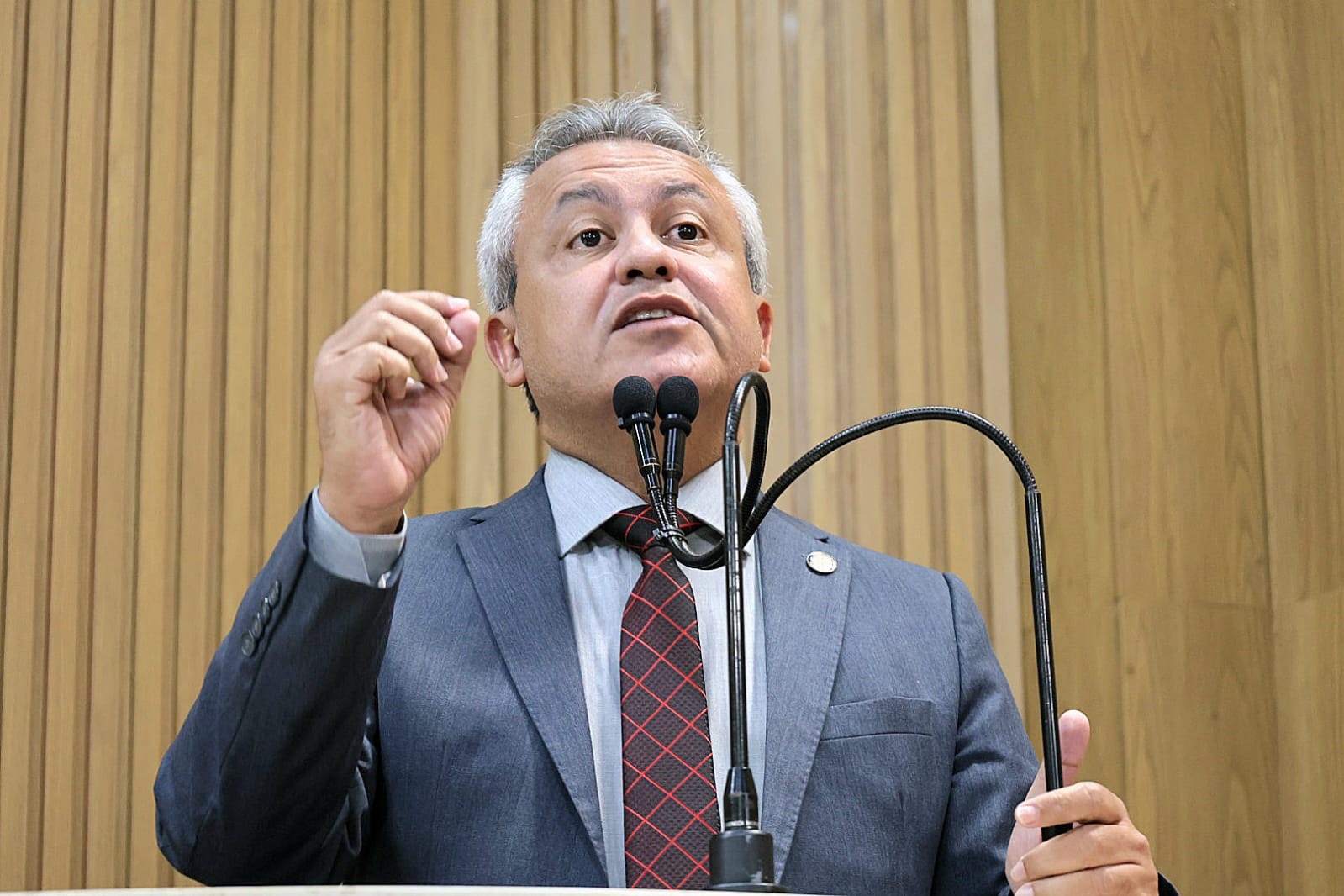 Elber critica politização e falta de planejamento em operação no Rio de Janeiro 