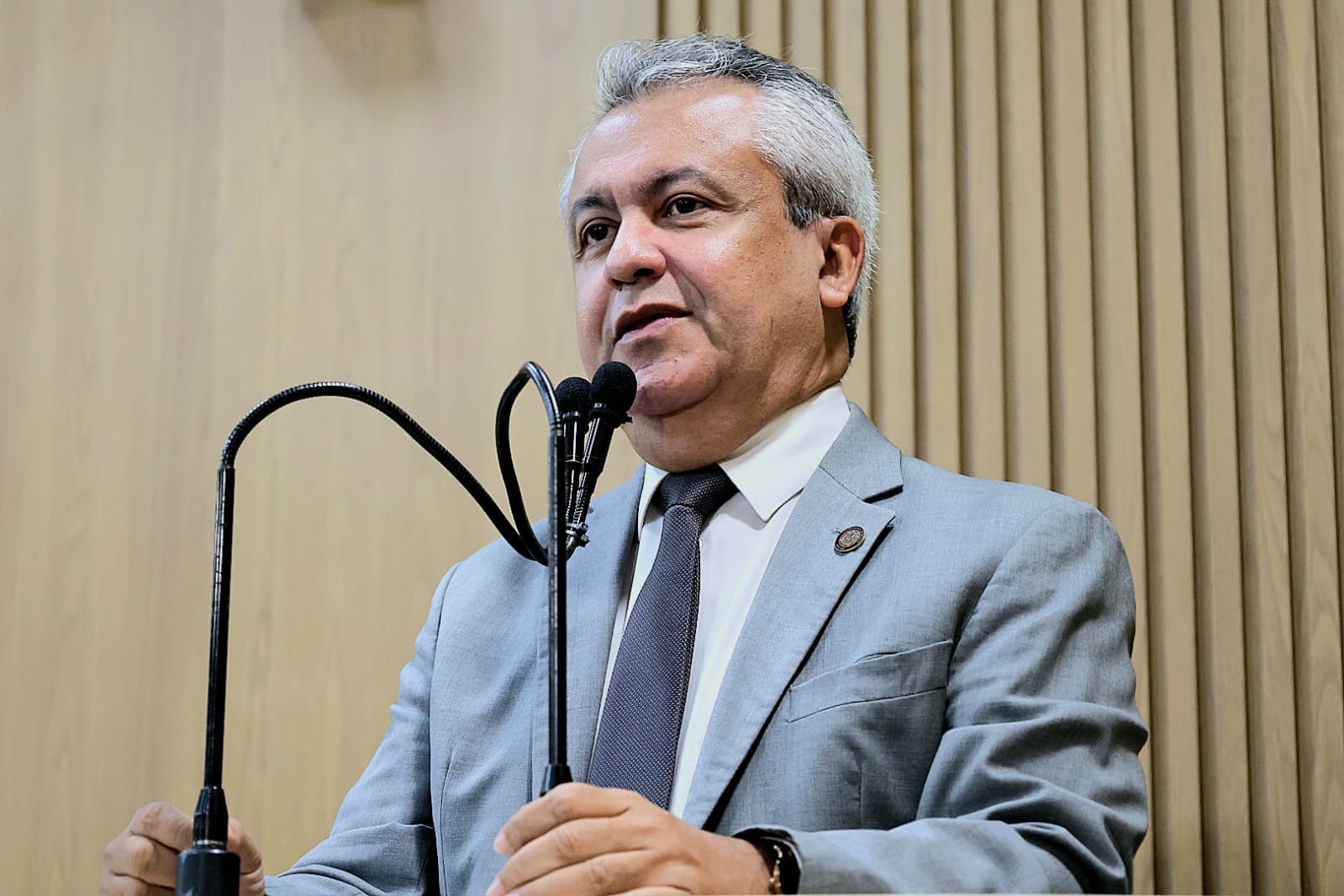 Elber defende diálogo entre moradores e Prefeitura sobre construção de UBS em praça da Atalaia 