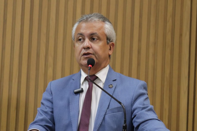 Elber defende investigação sobre concessões e critica critérios de escolha