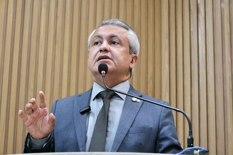 Elber denuncia “lagoa de esgoto” na Orla e cobra solução urgente