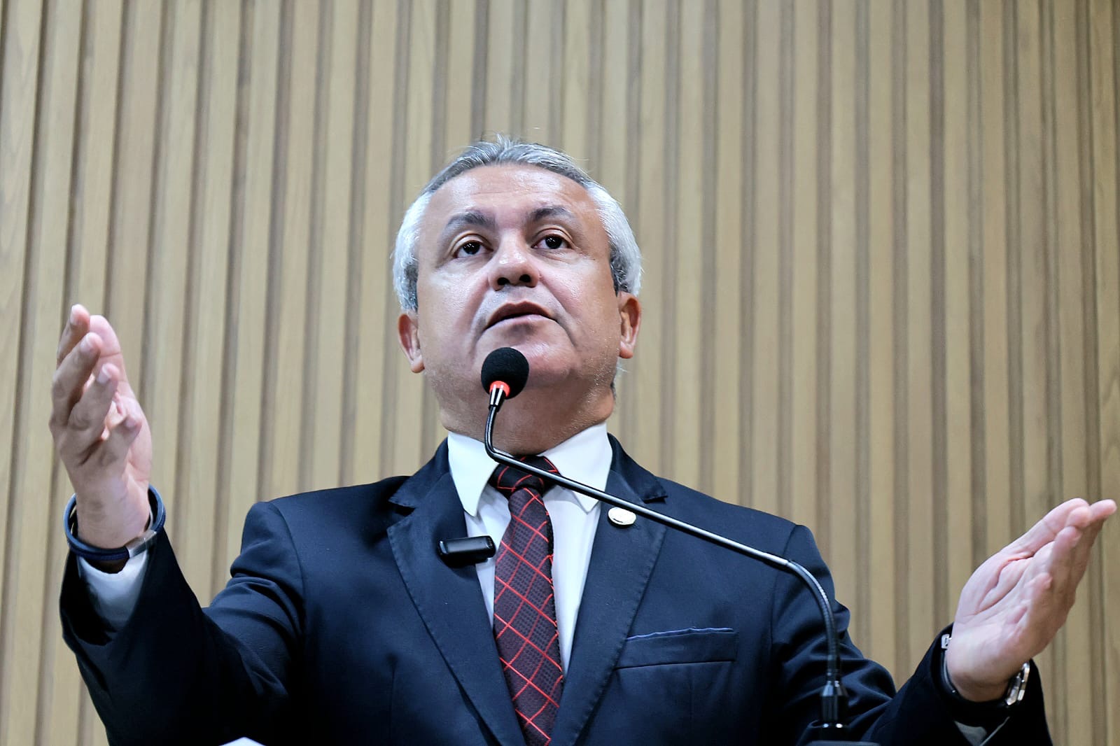 Elber denuncia edital de dispensa de licitação da Prefeitura de Aracaju para estudo da privatização dos mercados centrais 