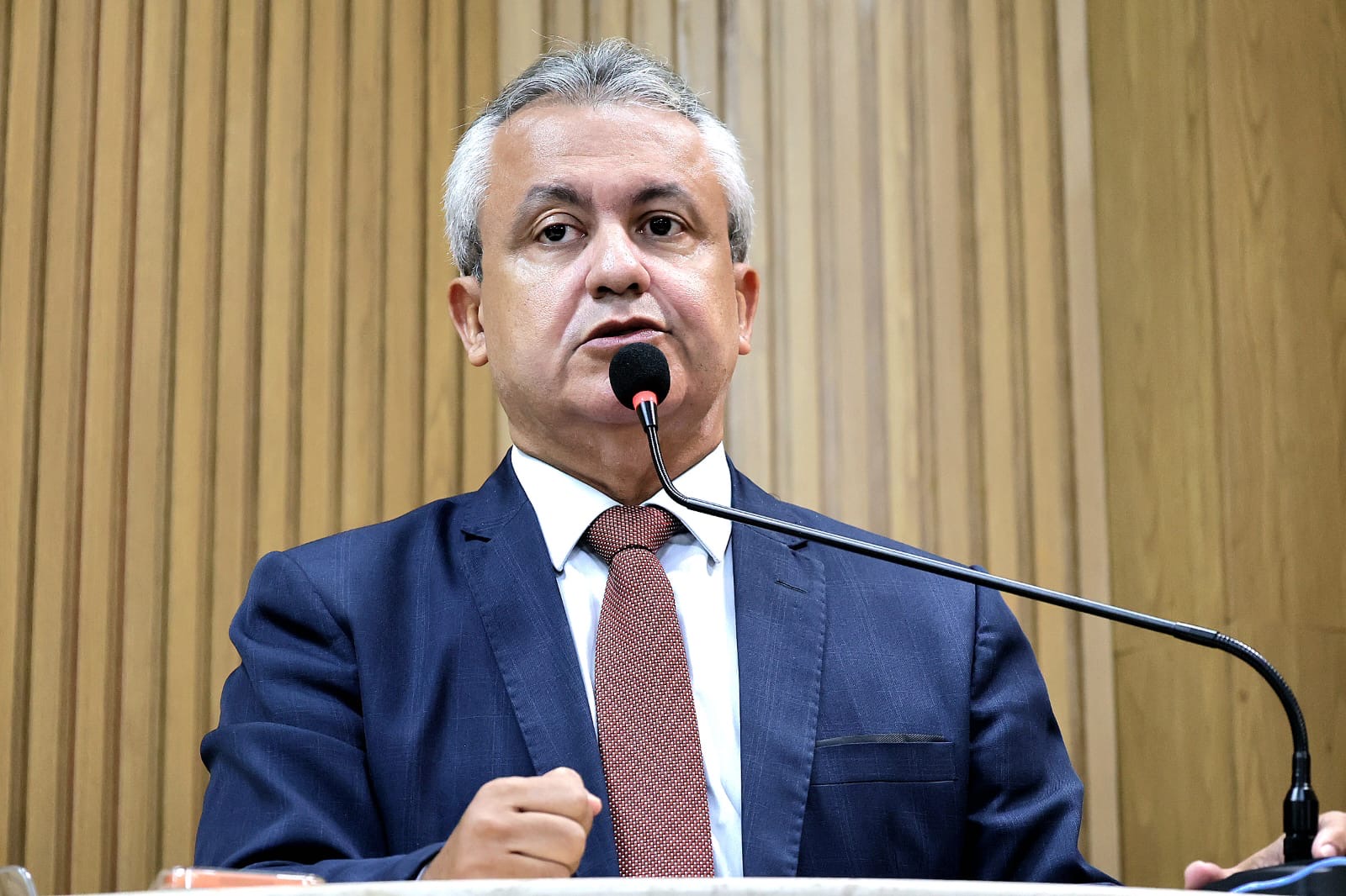 Elber denuncia falta de cuidadores nas escolas de Aracaju