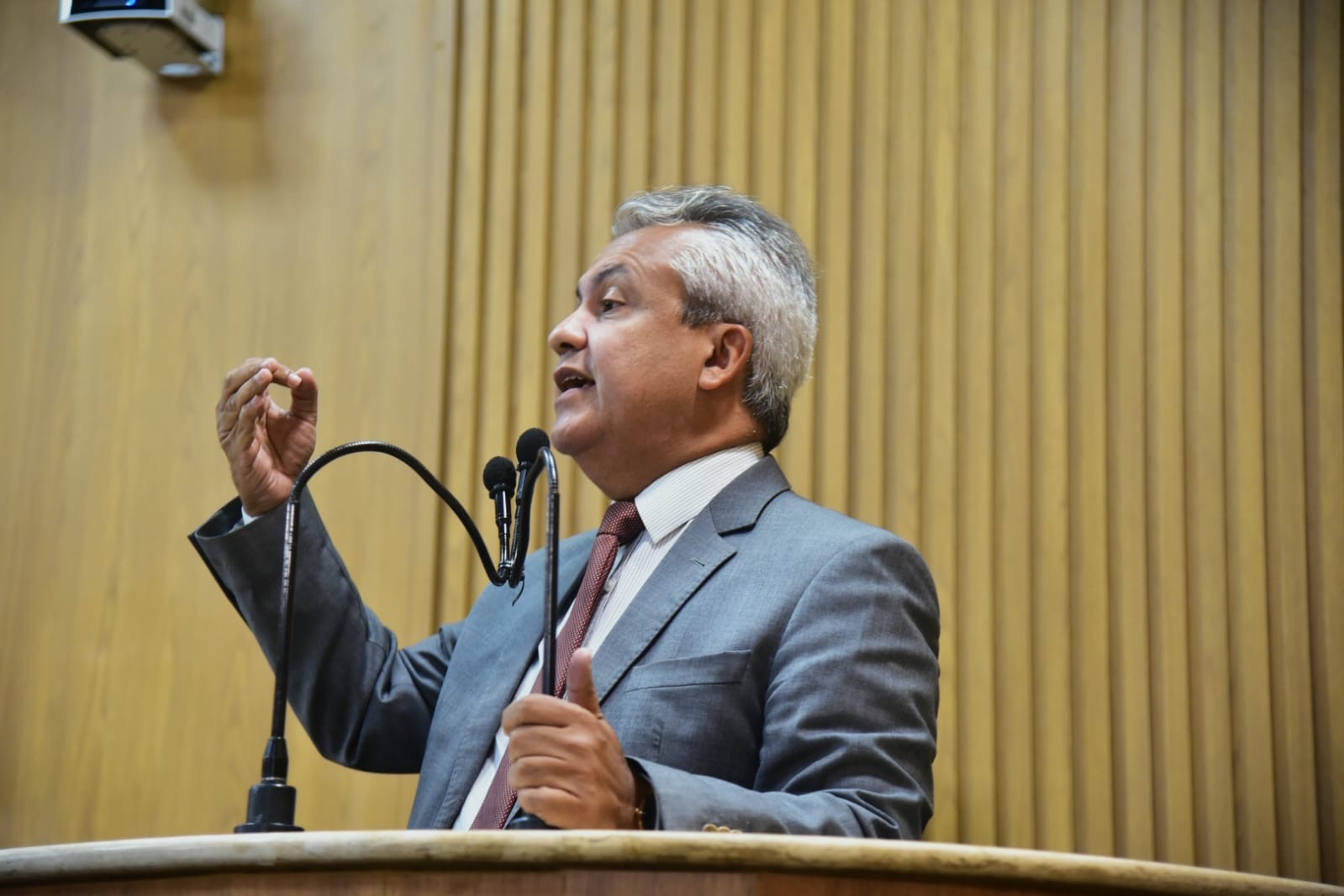 Elber denuncia nomeação de secretário municipal em conselhos na vaga de líder comunitário