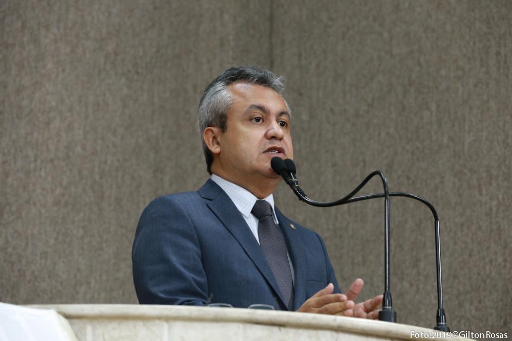 Elber denuncia que alunos do Santa Maria não conseguem ir a escola por falta de transporte