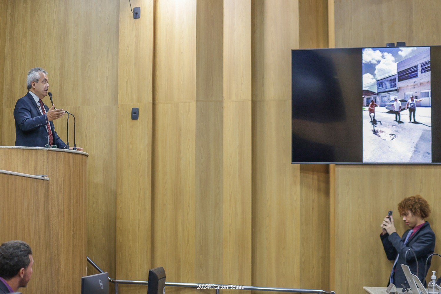 Elber denuncia situação da rua João Menezes de Oliveira