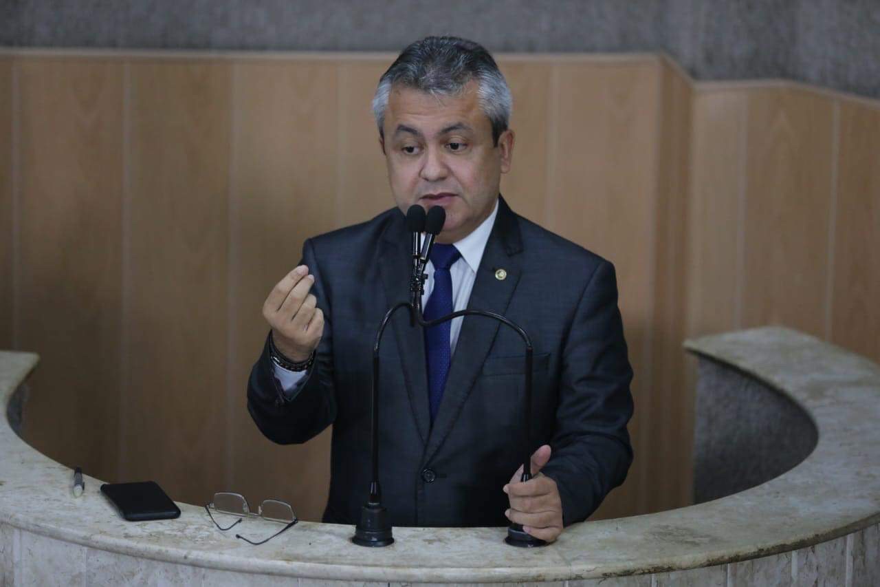 Elber desmente Prefeitura que diz pagar o piso dos professores