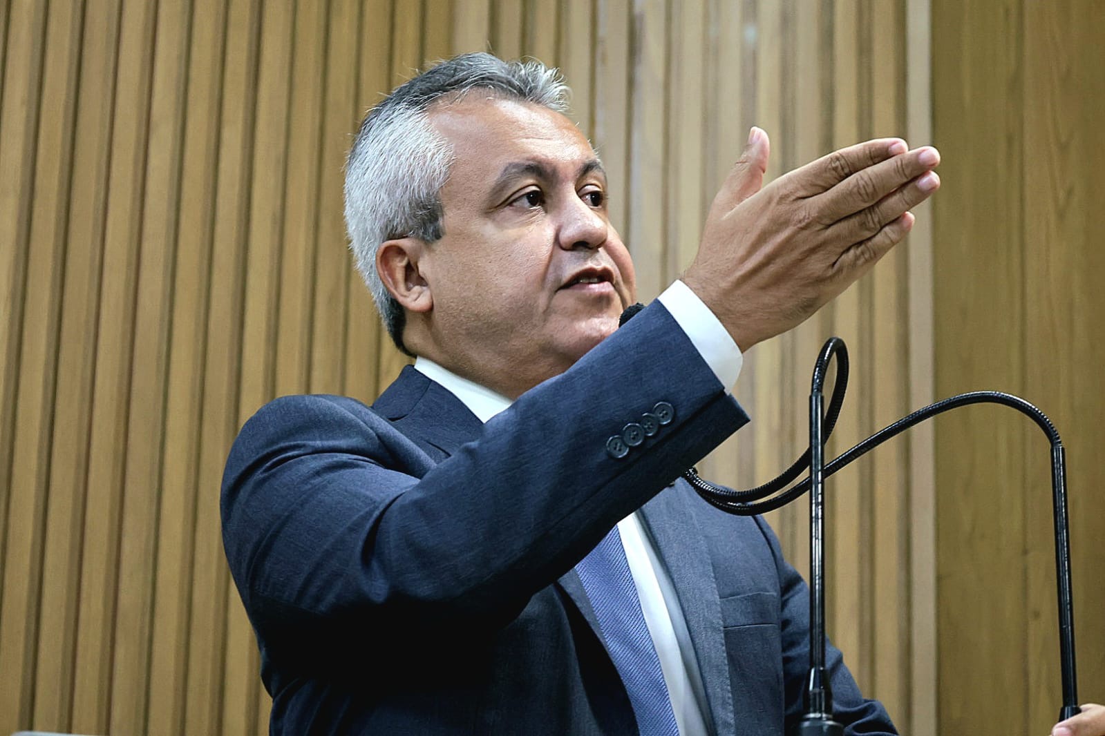 Elber desmente versão da Prefeitura sobre decisão judicial do caso do carro blindado da prefeita 