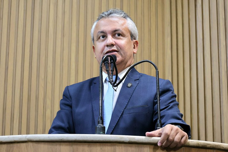 Elber destaca novamente irregularidades na compra dos ônibus elétricos e anuncia novidades no caso da Renova