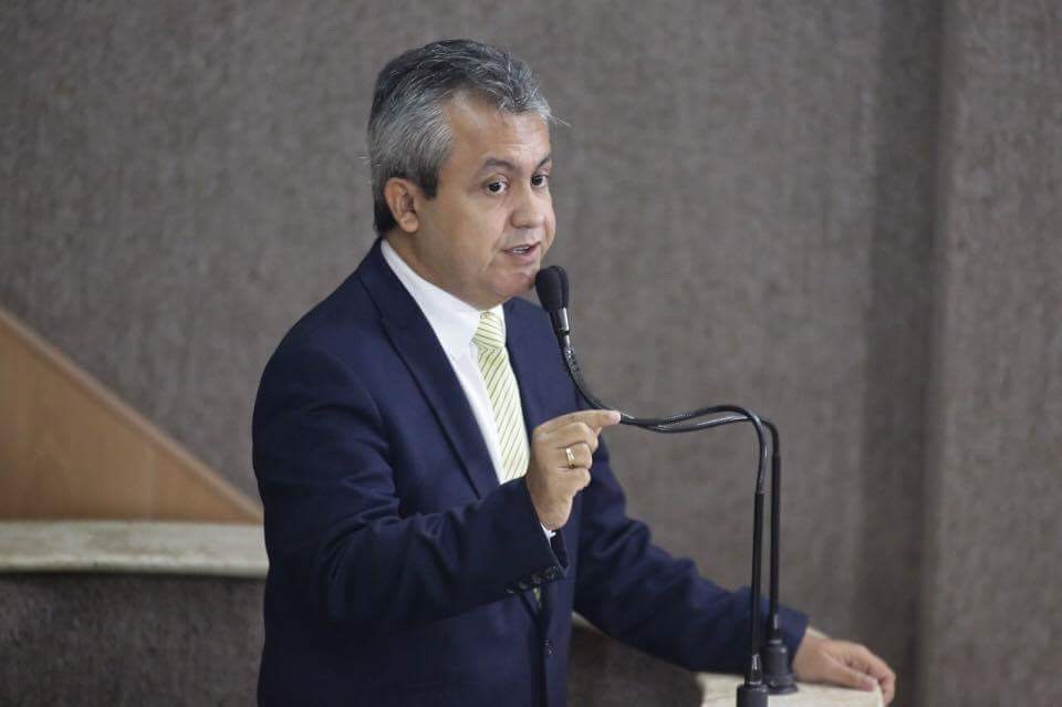 Elber diz que Edvaldo não pagou horas extras e reajuste à servidores