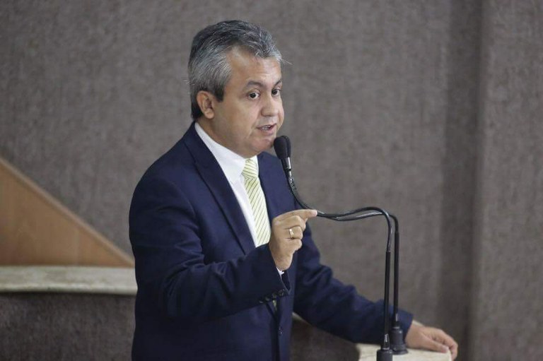 Elber diz que Edvaldo não pagou horas extras e reajuste à servidores