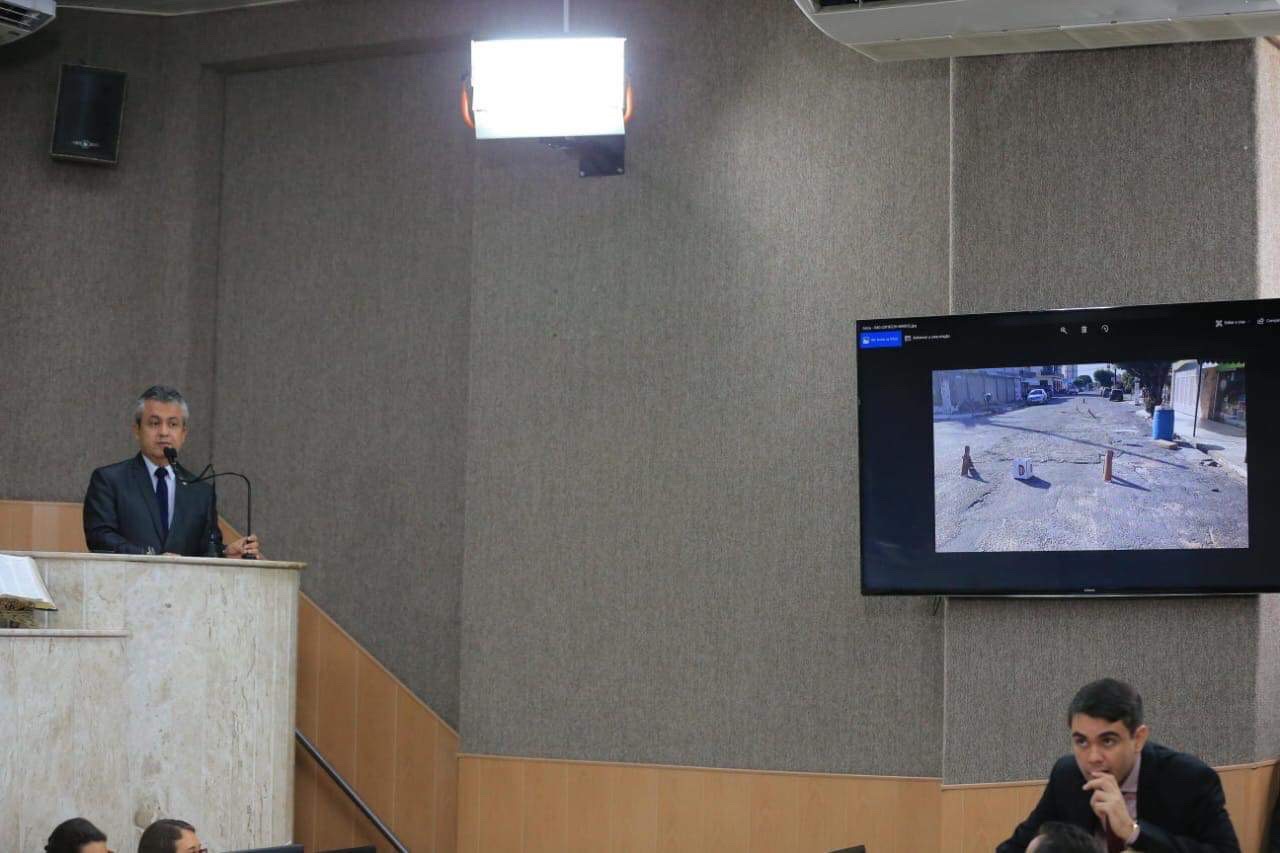 Elber diz que moradores do Médici tapam buracos por conta própria devido ao descaso da PMA